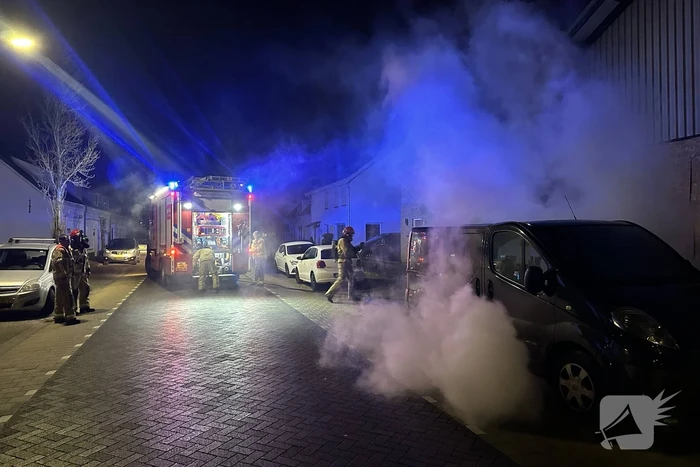 Bestelbus beschadigd door brand