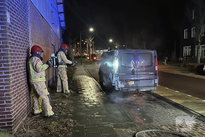 Bestelbus beschadigd door brand