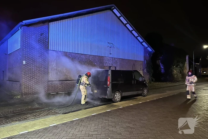 Bestelbus beschadigd door brand