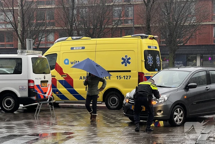 Fietser en automobilisten botsen op rotonde