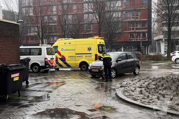 Fietser en automobilisten botsen op rotonde