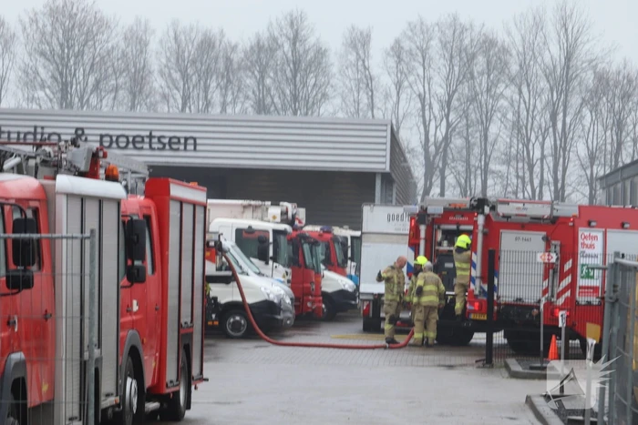 Autobrand in loods van veilingbedrijf