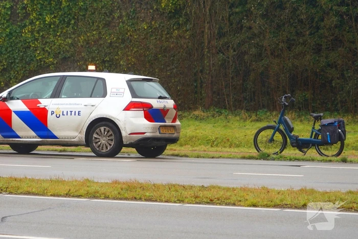 Fietser op elektrische fiets komt ten val op fietspad