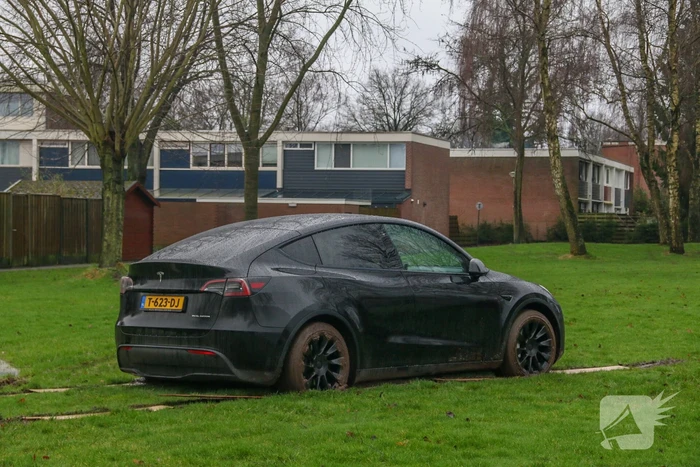 Tesla bestuurster neemt kortste weg naar huis
