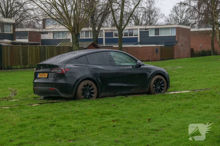 Tesla bestuurster neemt kortste weg naar huis