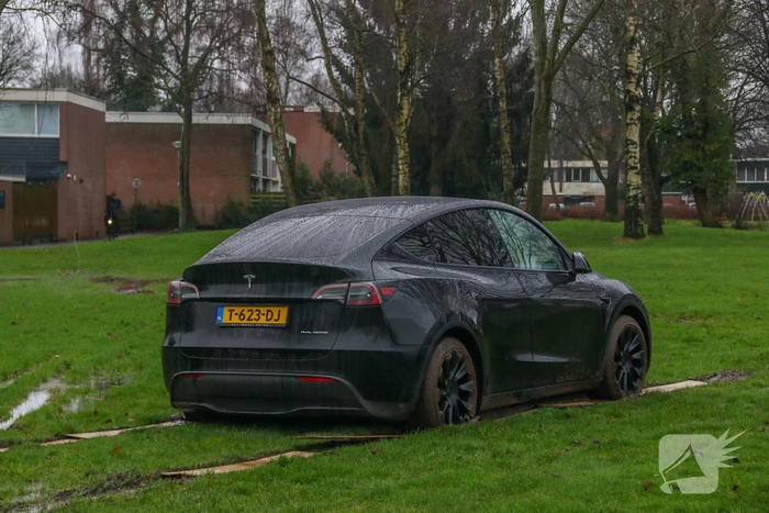 Tesla bestuurster neemt kortste weg naar huis