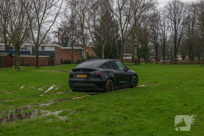 Tesla bestuurster neemt kortste weg naar huis