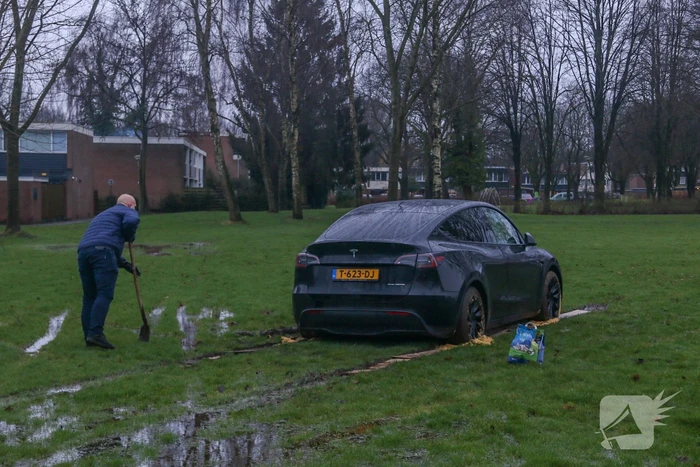 Tesla bestuurster neemt kortste weg naar huis