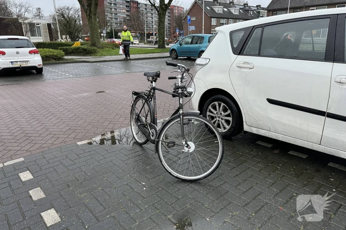 Fietser aangereden bij parkeerplaats van winkelgebied