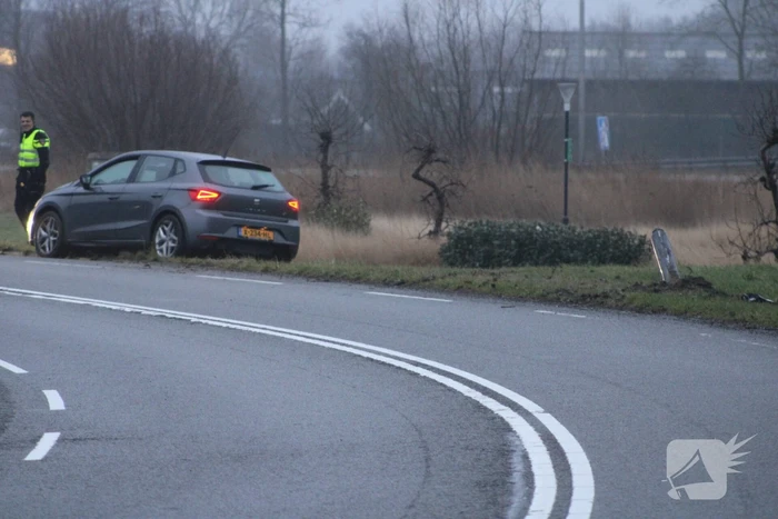 Automobilist raakt van de weg en ramt lantaarnpaal
