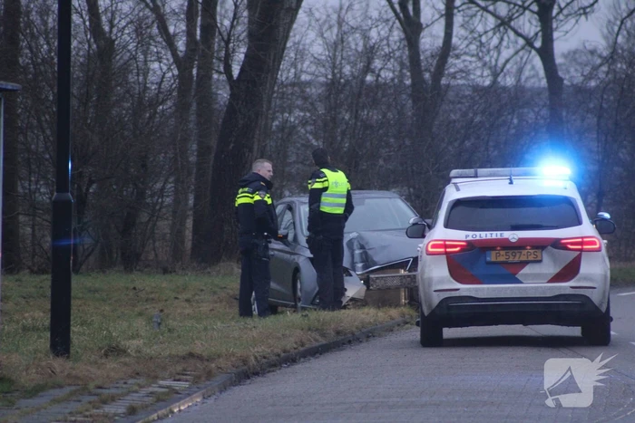 Automobilist raakt van de weg en ramt lantaarnpaal