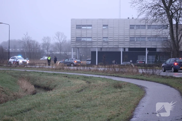 Automobilist raakt van de weg en ramt lantaarnpaal