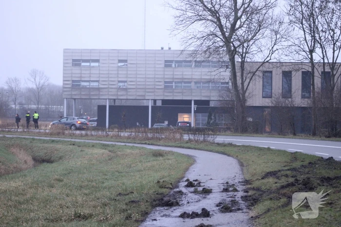 Automobilist raakt van de weg en ramt lantaarnpaal