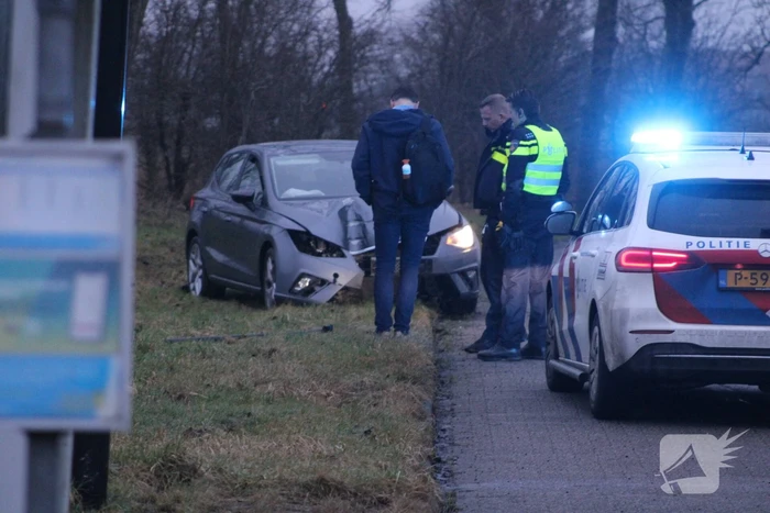 Automobilist raakt van de weg en ramt lantaarnpaal