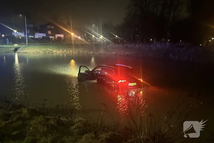 Auto raakt van de weg en rijdt de sloot in