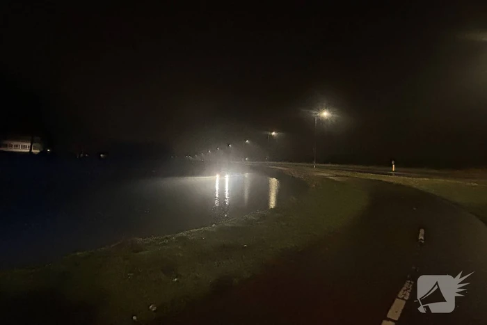 Auto raakt van de weg en rijdt de sloot in