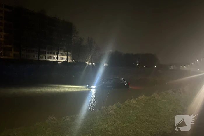 Auto raakt van de weg en rijdt de sloot in