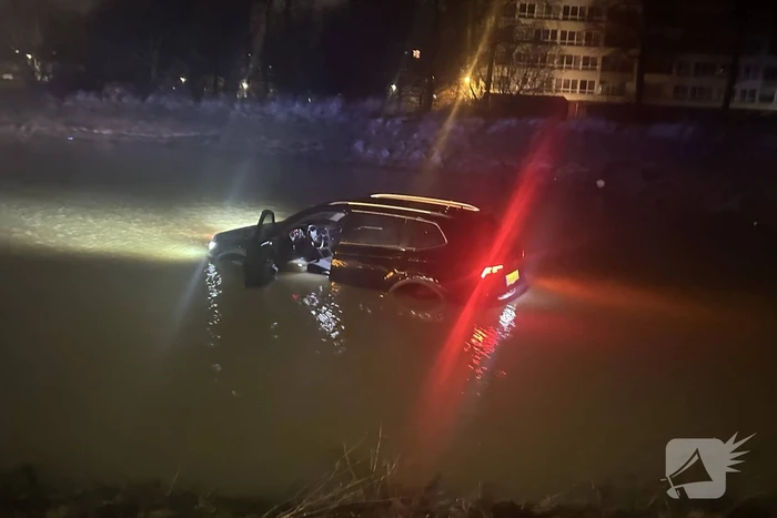 Auto raakt van de weg en rijdt de sloot in