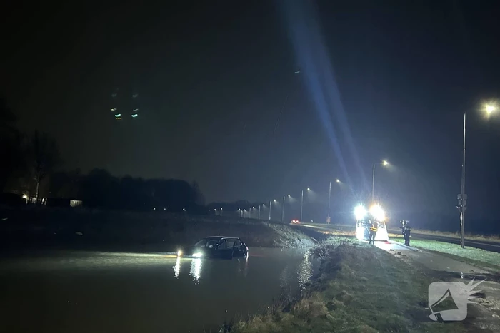 Auto raakt van de weg en rijdt de sloot in