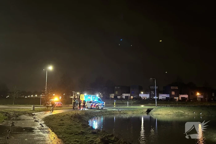 Auto raakt van de weg en rijdt de sloot in