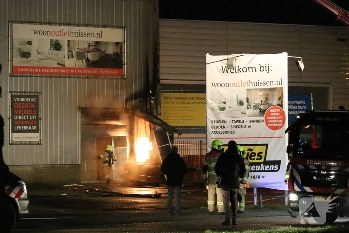 Zeer grote brand in bedrijfspand