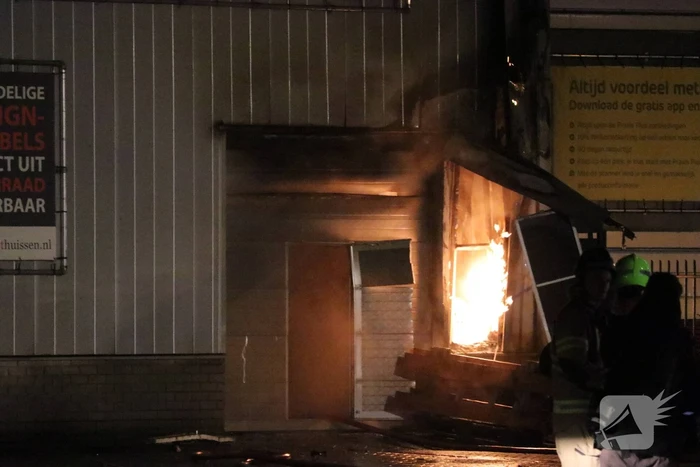 Zeer grote brand in bedrijfspand