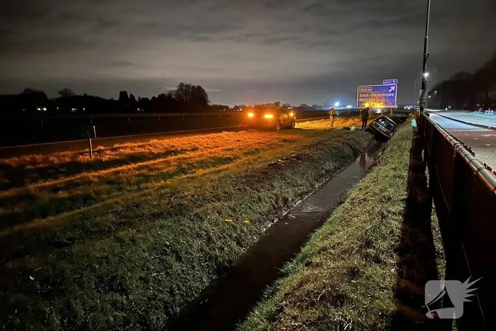 Automobiliste belandt in sloot naast snelweg