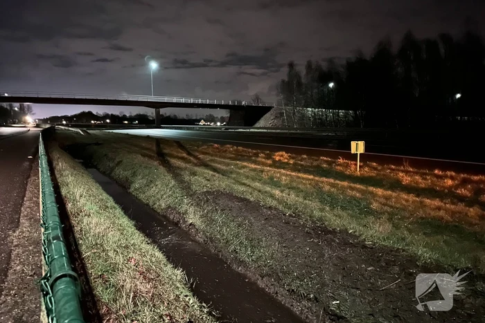 Automobiliste belandt in sloot naast snelweg