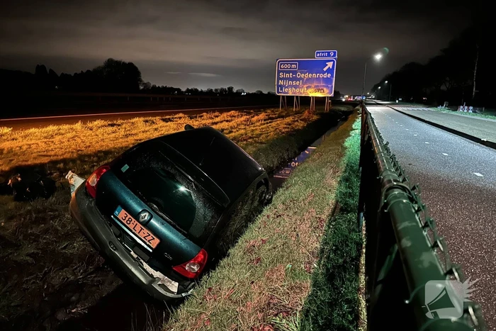 Automobiliste belandt in sloot naast snelweg