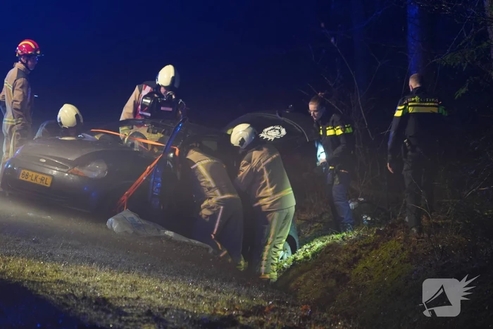 Brandweer bevrijdt slachtoffer uit auto