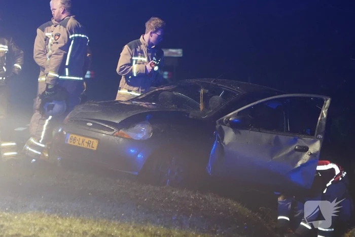 Brandweer bevrijdt slachtoffer uit auto