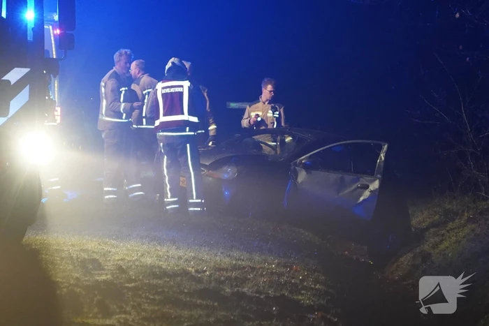 Brandweer bevrijdt slachtoffer uit auto