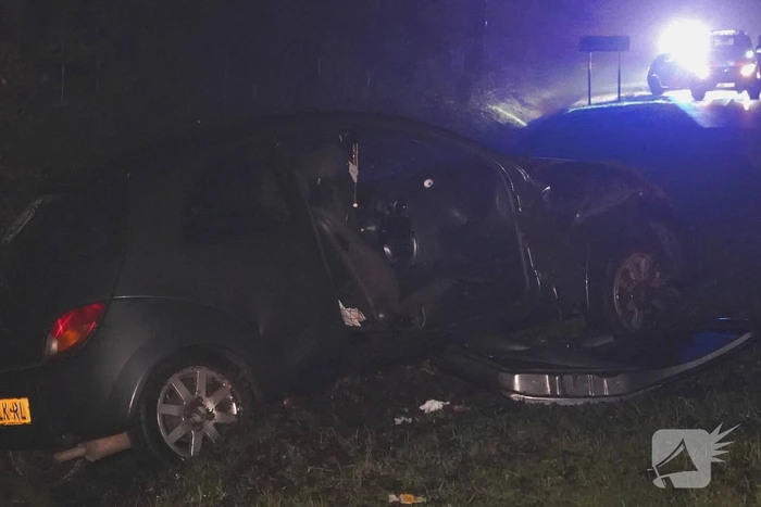 Brandweer bevrijdt slachtoffer uit auto