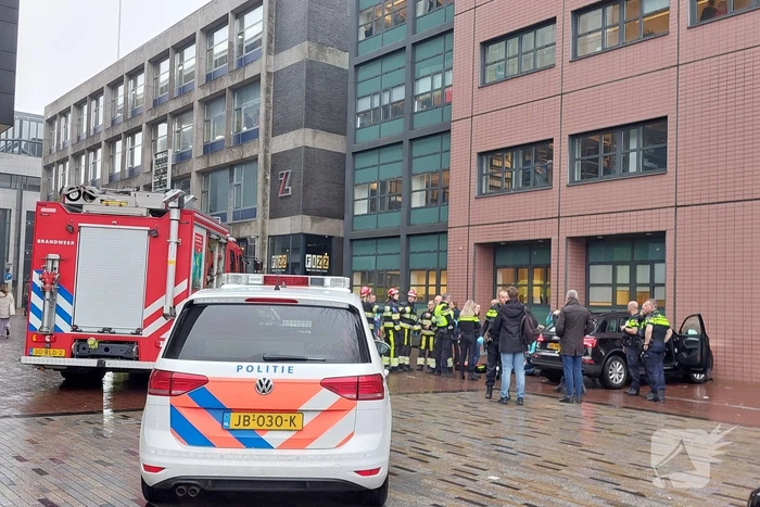 Automobilist botst tegen gerechtsgebouw