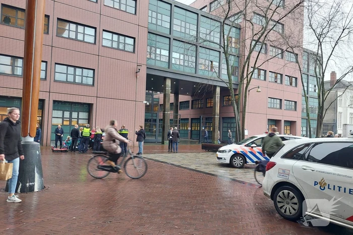 Automobilist botst tegen gerechtsgebouw