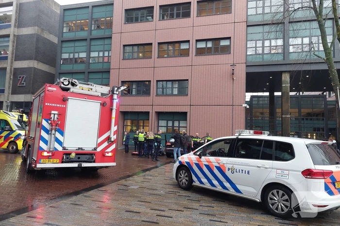 Automobilist botst tegen gerechtsgebouw