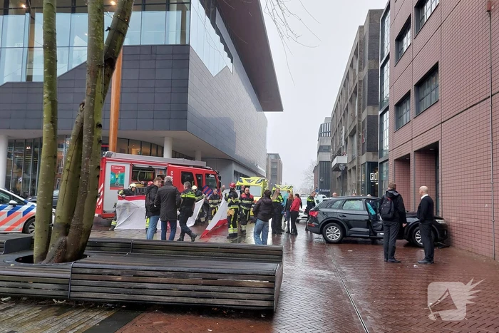 Automobilist botst tegen gerechtsgebouw