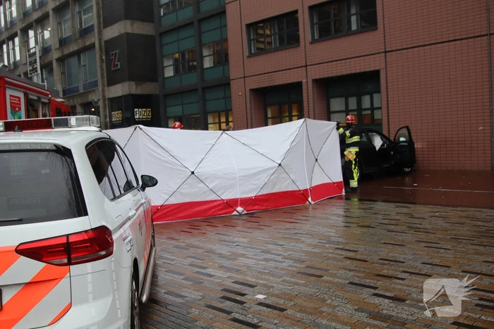 Automobilist botst tegen gerechtsgebouw