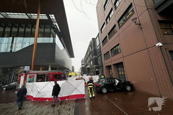 Automobilist botst tegen gerechtsgebouw
