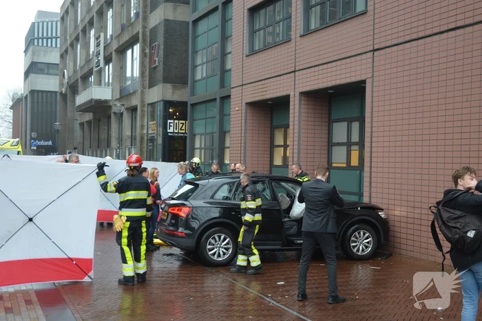 Automobilist botst tegen gerechtsgebouw