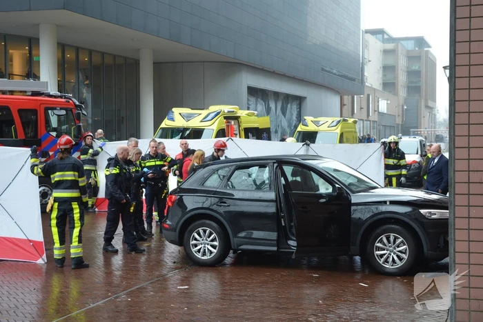 Automobilist botst tegen gerechtsgebouw