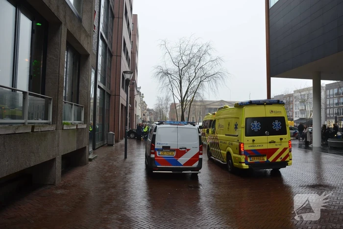 Automobilist botst tegen gerechtsgebouw