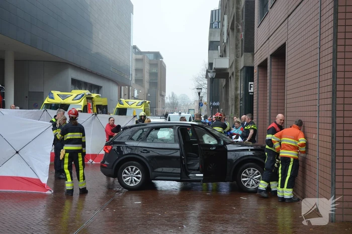 Automobilist botst tegen gerechtsgebouw