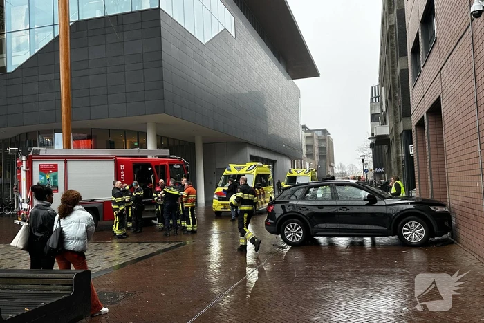 Automobilist botst tegen gerechtsgebouw