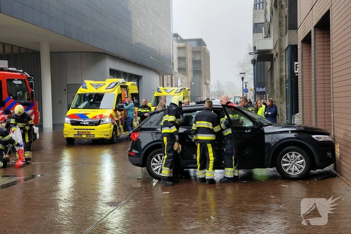 Automobilist botst tegen gerechtsgebouw