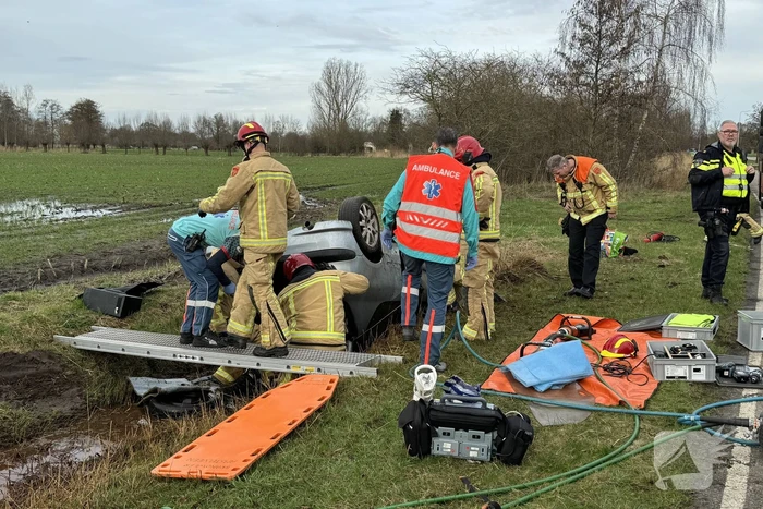 Automobilist verliest macht over stuur en belandt op de kop in sloot