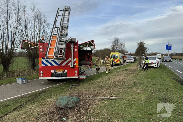 Automobilist verliest macht over stuur en belandt op de kop in sloot