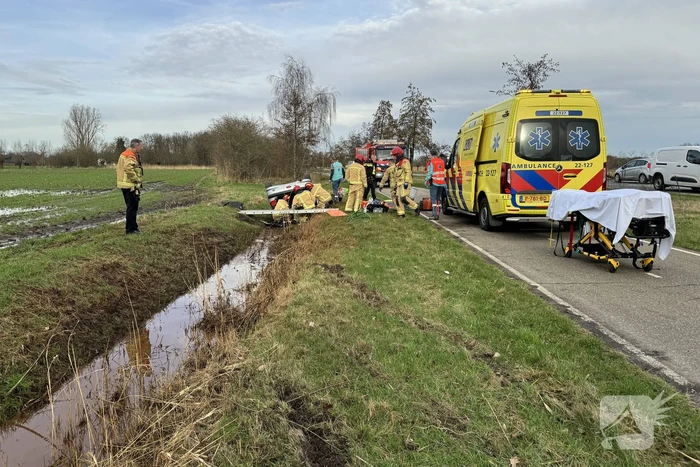 Automobilist verliest macht over stuur en belandt op de kop in sloot