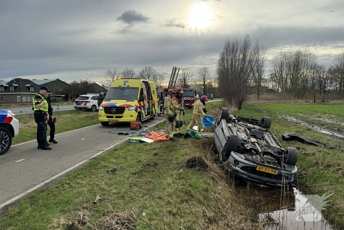 Automobilist verliest macht over stuur en belandt op de kop in sloot
