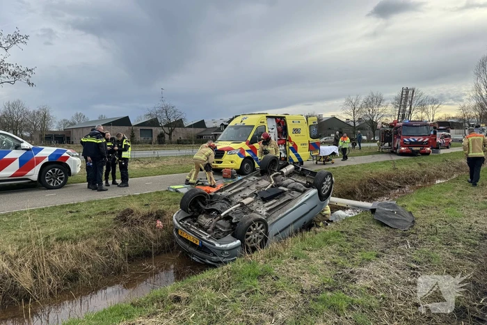 Automobilist verliest macht over stuur en belandt op de kop in sloot